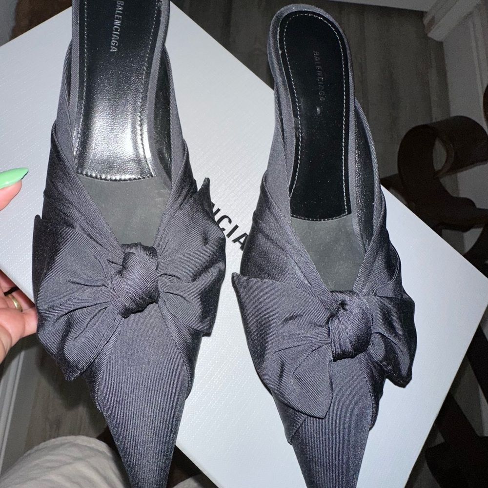 Balenciaga Jet Black Knotted Pointed-Toe Kitten Heel size 5.5 but will fit a 6. - Picture 4 of 13